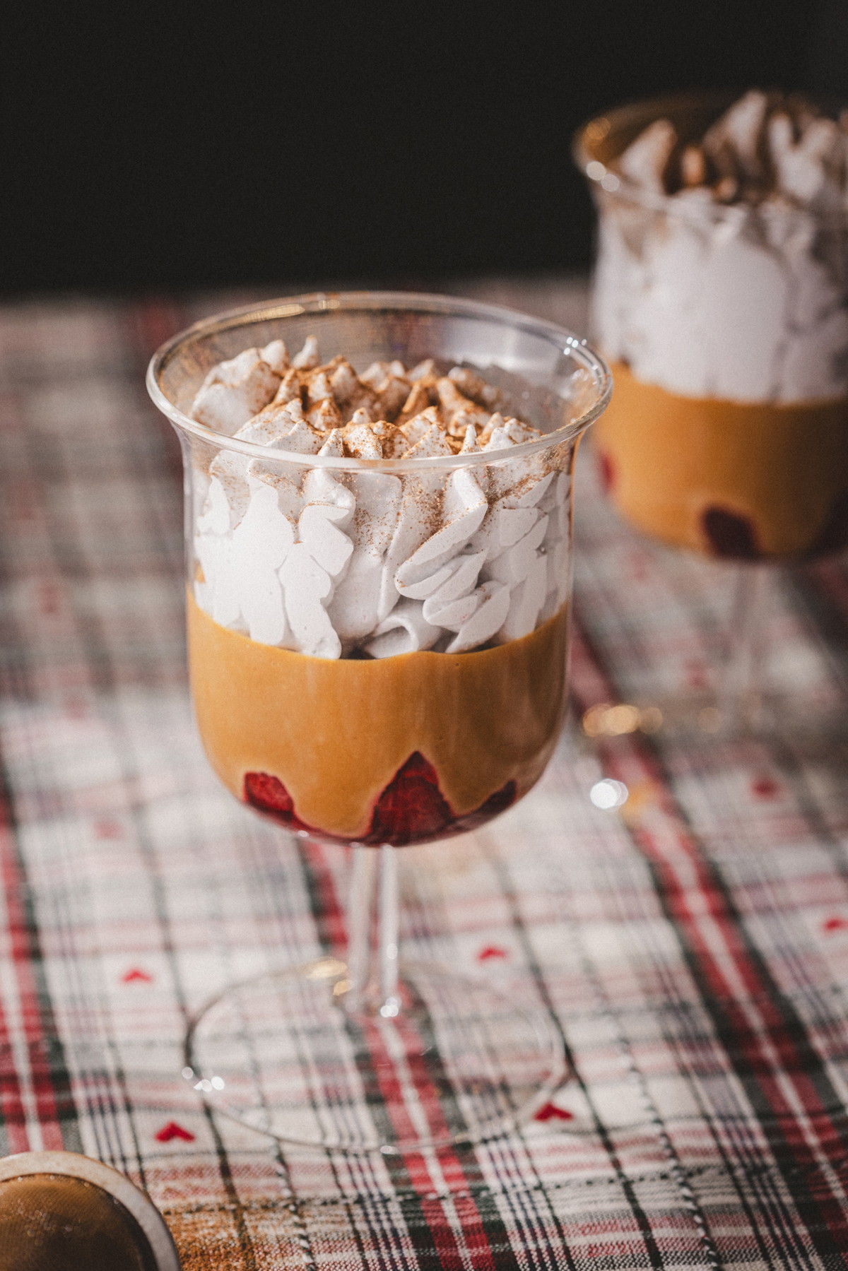 Suspiro limeño con frambuesas sin azúcar
