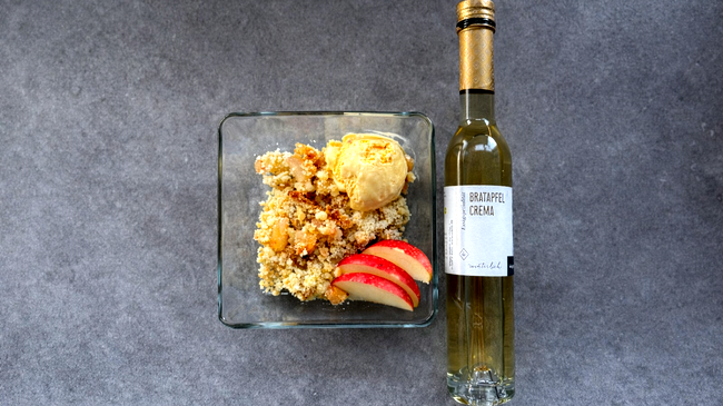 Image of Apfel Crumble mit Bratapfel Crema & Vanilleeis