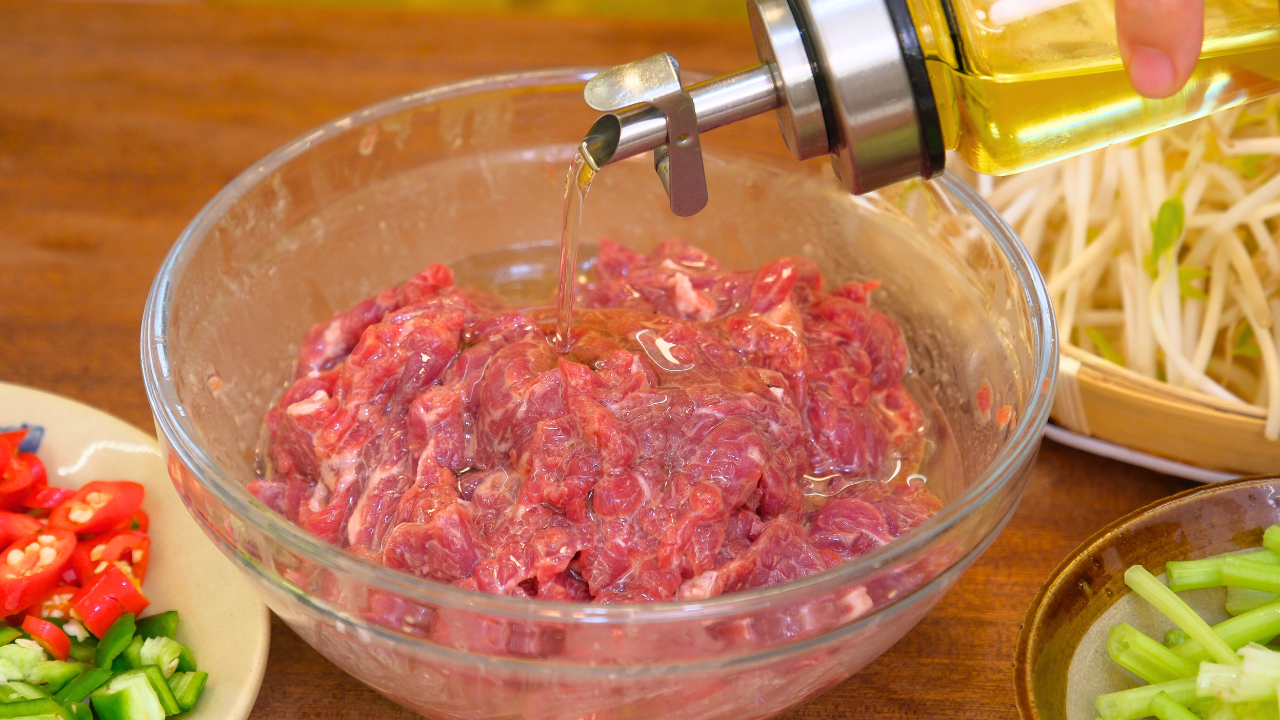 Image of Reveal Chinese Restaurant Secret Technique: Oil Velveting Explained