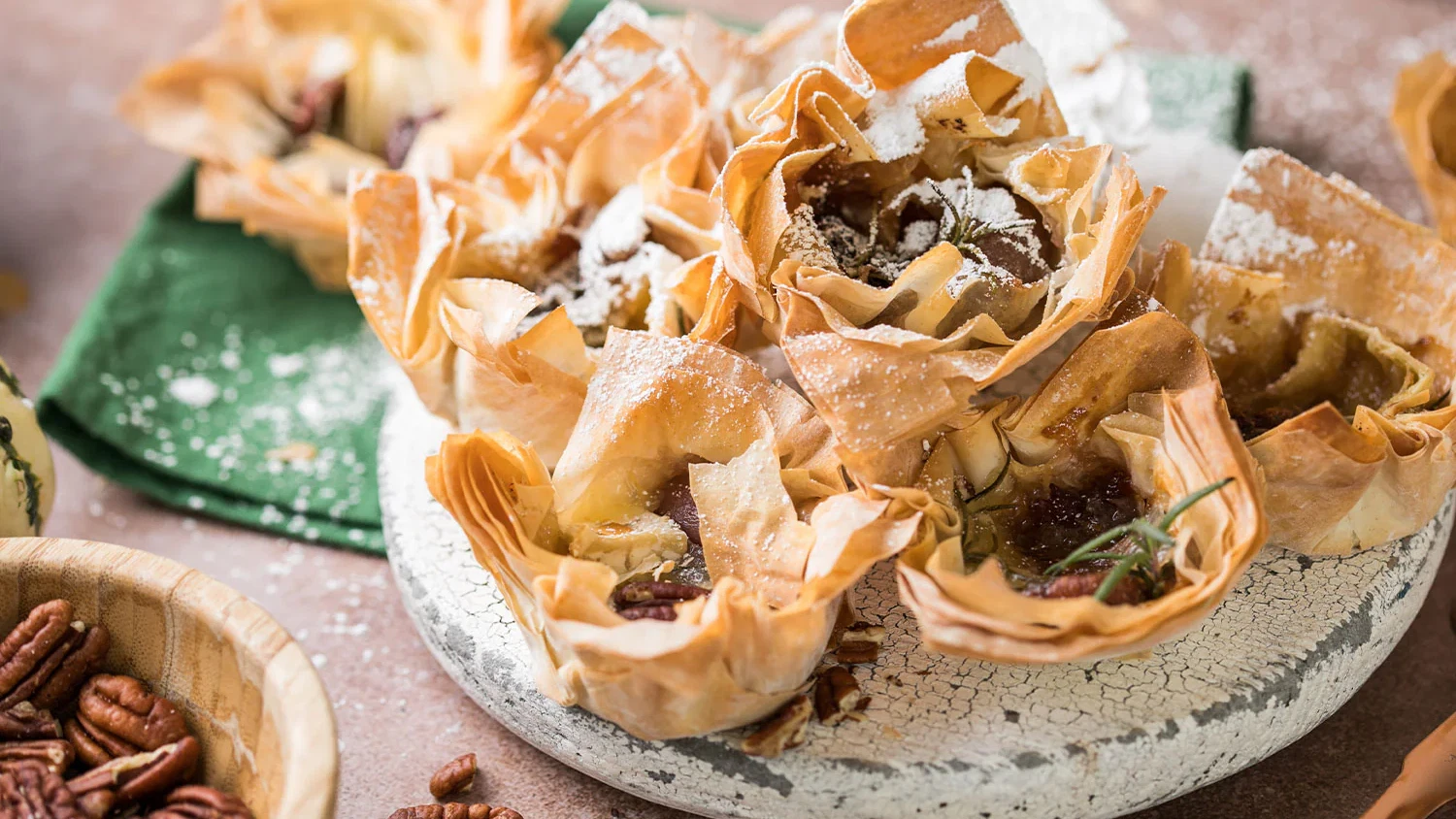 Image of Copas de masa filo con brie, mermelada y frutos secos
