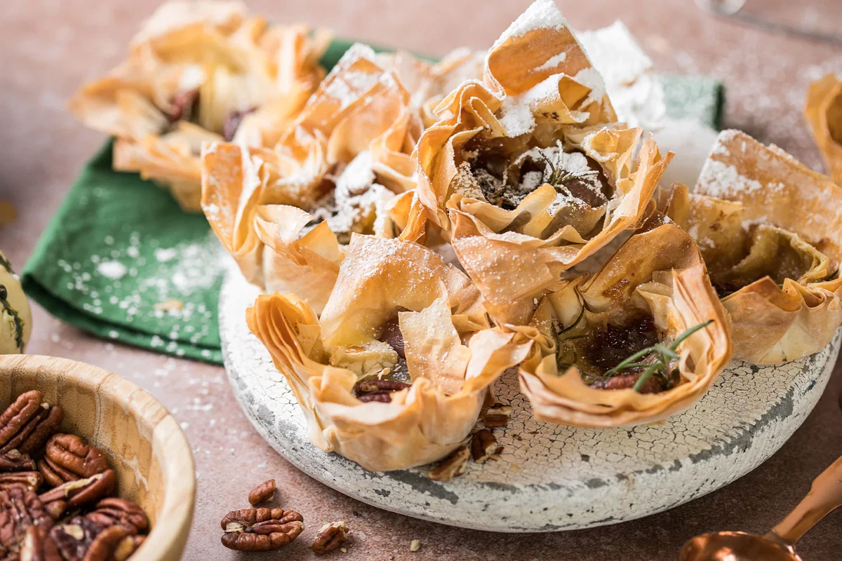 Coupes de pâte filo au brie, confiture et fruits secs
