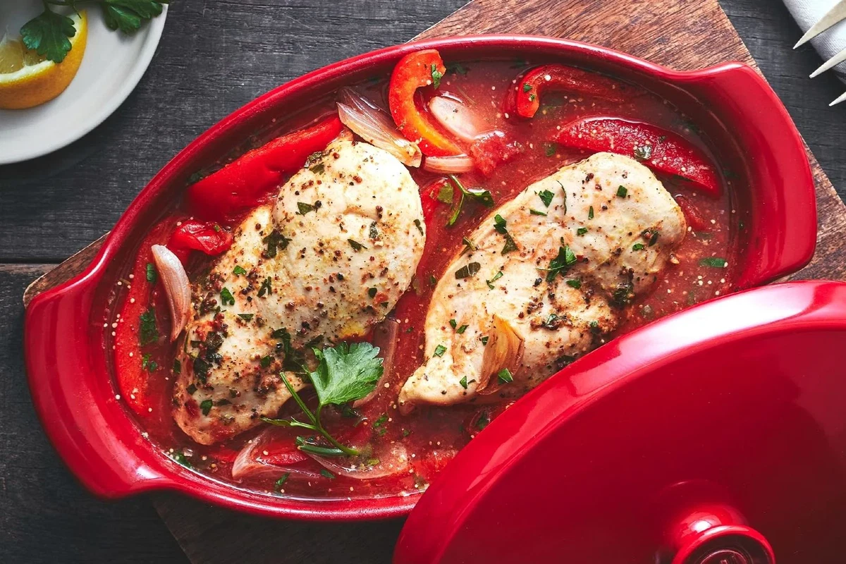 Pechuga de pollo estilo vasco en papillote con pimientos y tomate