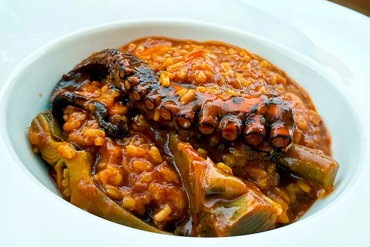 Arroz meloso con pulpo y alcachofas