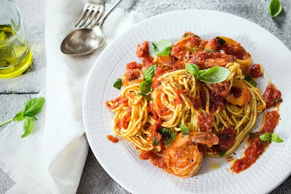 Espaguetis con ragú de sepia y gambas