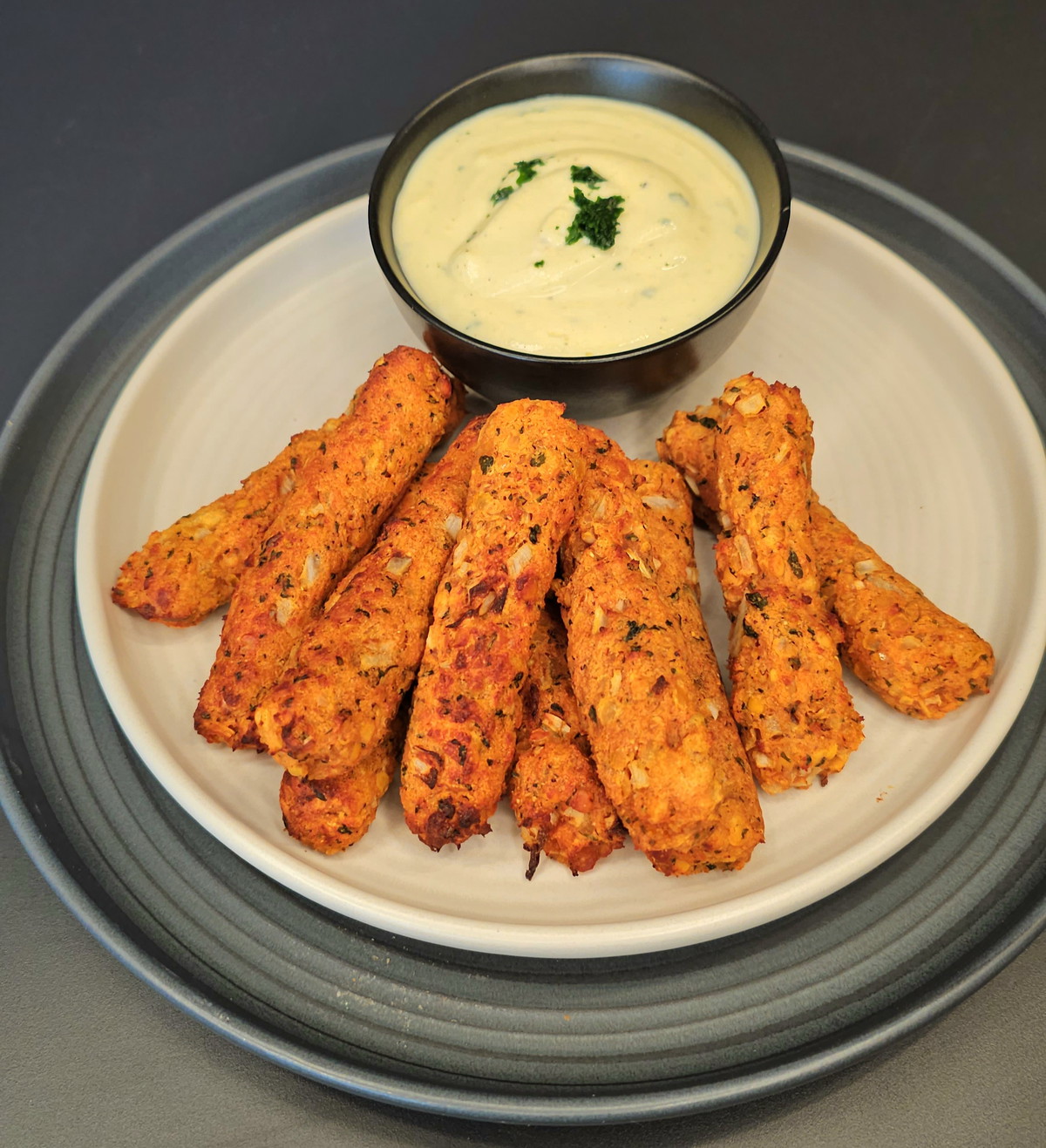 Rote Linsen-Röllchen mit Joghurt-Knoblauch-Dip