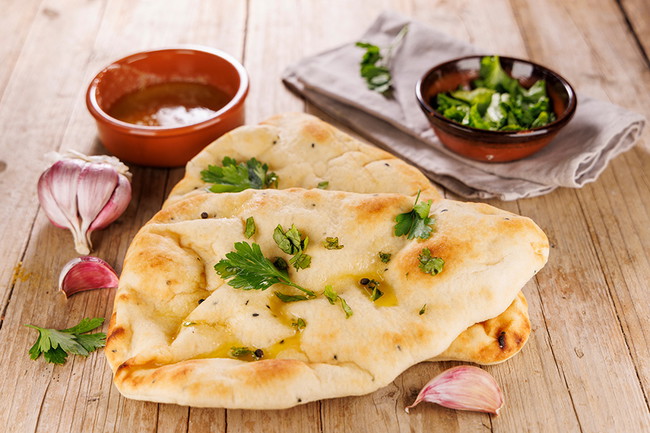 indisches Kefir-Naanbrot mit frischen Kräutern