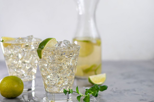 selbstgemachter Wasserkefir mit Limetten in Gläsern auf Eis