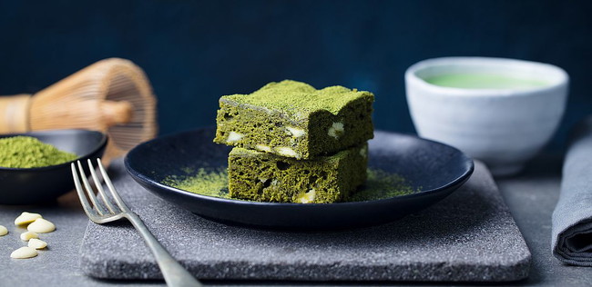 https://www.curlysuperfood.de/wp-content/uploads/2022/06/Matcha-Brownie-Rezept-Titel.jpg