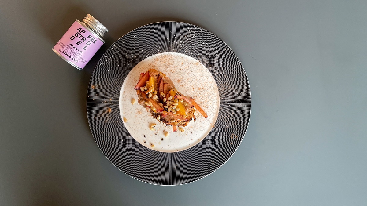 Roland Trettls Germknödel Mille Feuille mit Powidl‑Espuma, Pflaumen & Pinienkernen