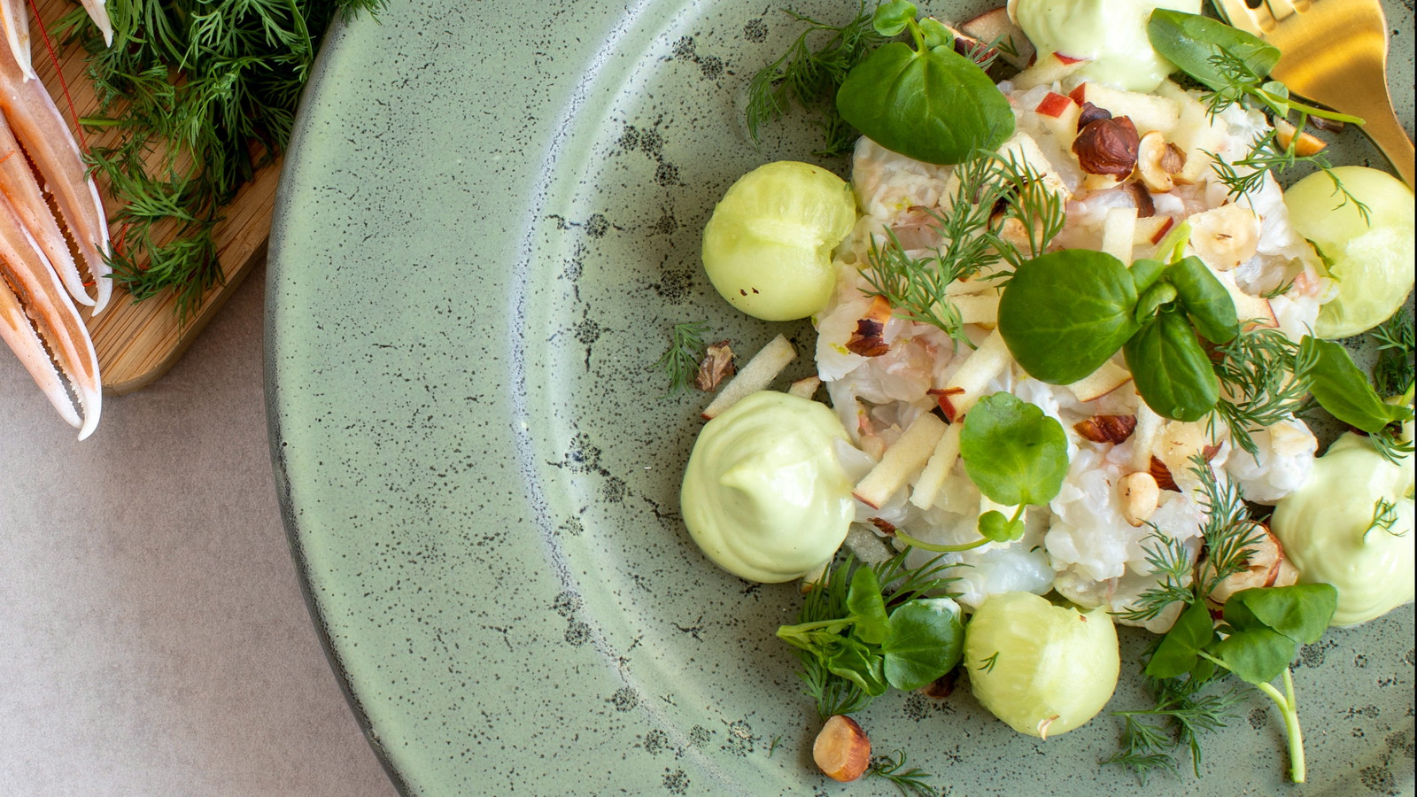 Image of Ceviche af jomfruhummer med dildmayo, agurk og hasselnød