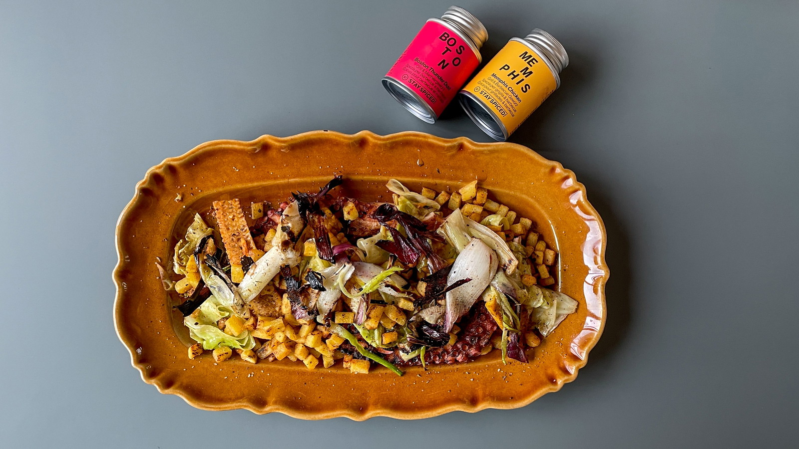 BBQ Pulpo mit Mais, geschmortem Kraut & Tropea-Zwiebeln