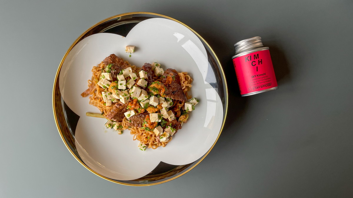 Geschmorte Thunfischbacken mit Seeigel, Ramen, geräuchertem Seidentofu & Kimchi