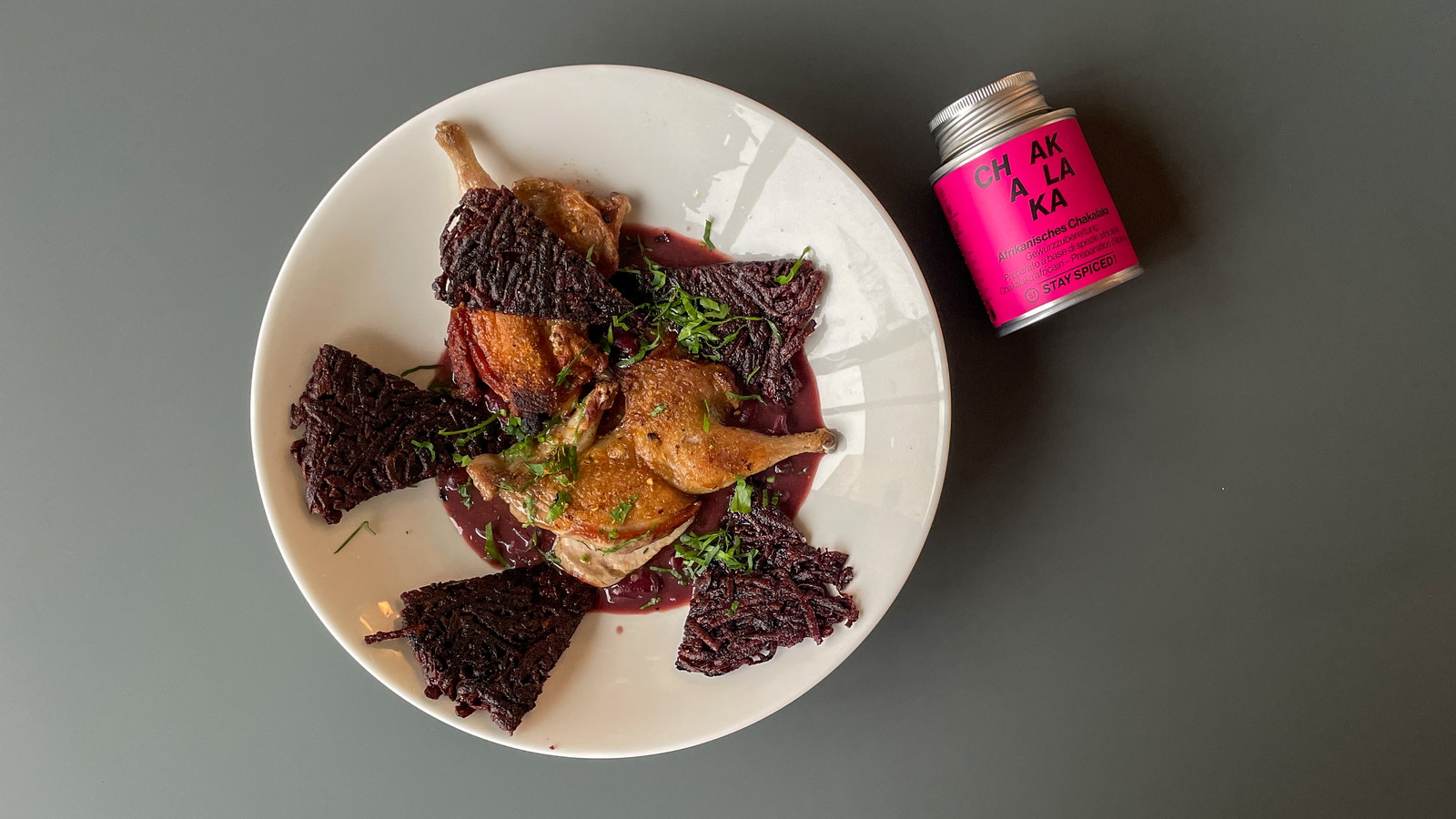 Chakalaka-Wachtel mit violettem Süßkartoffelrösti & Kidneybohnen-Essiggurken-Eintopf