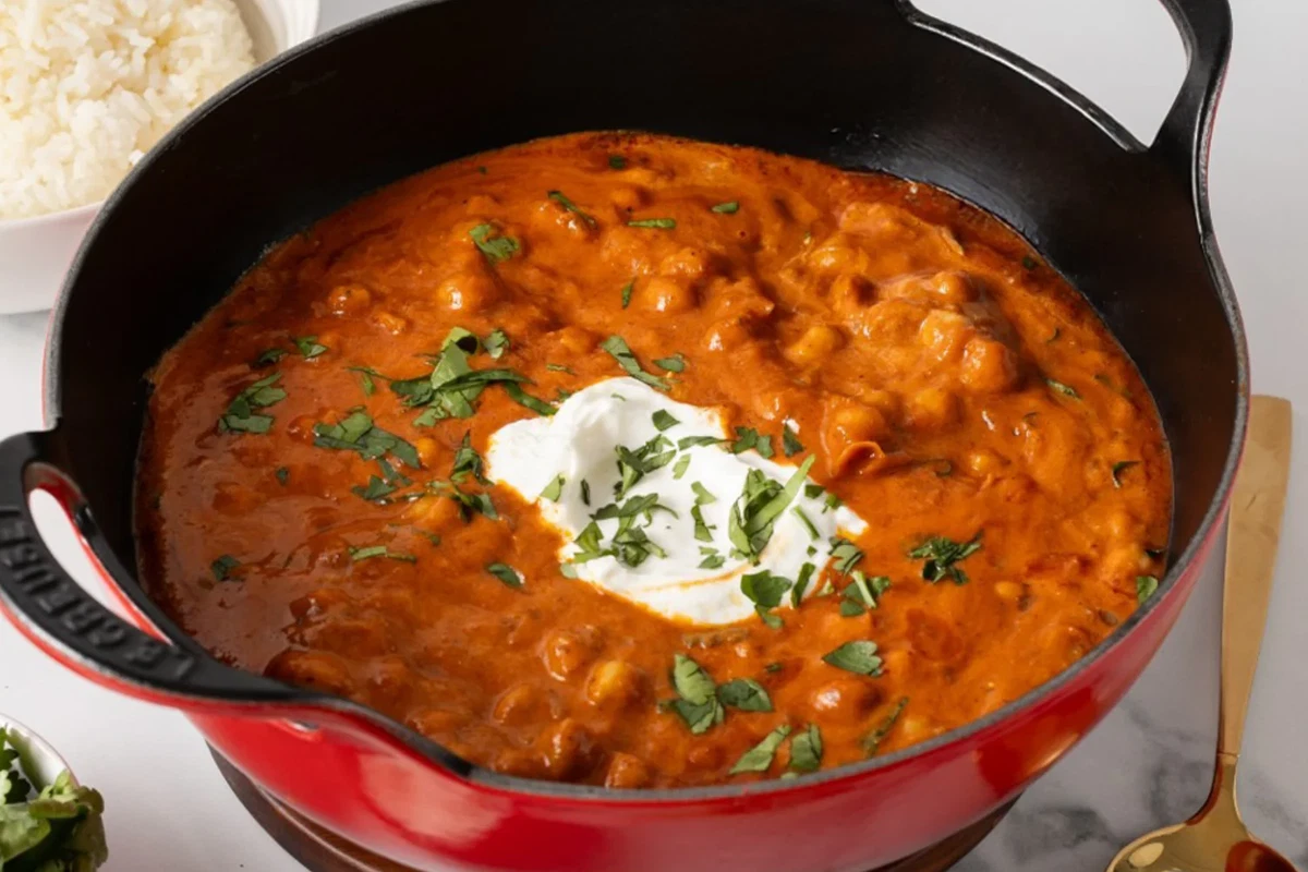 Grão-de-bico cremoso com especiarias e leite de coco (estilo Balti)