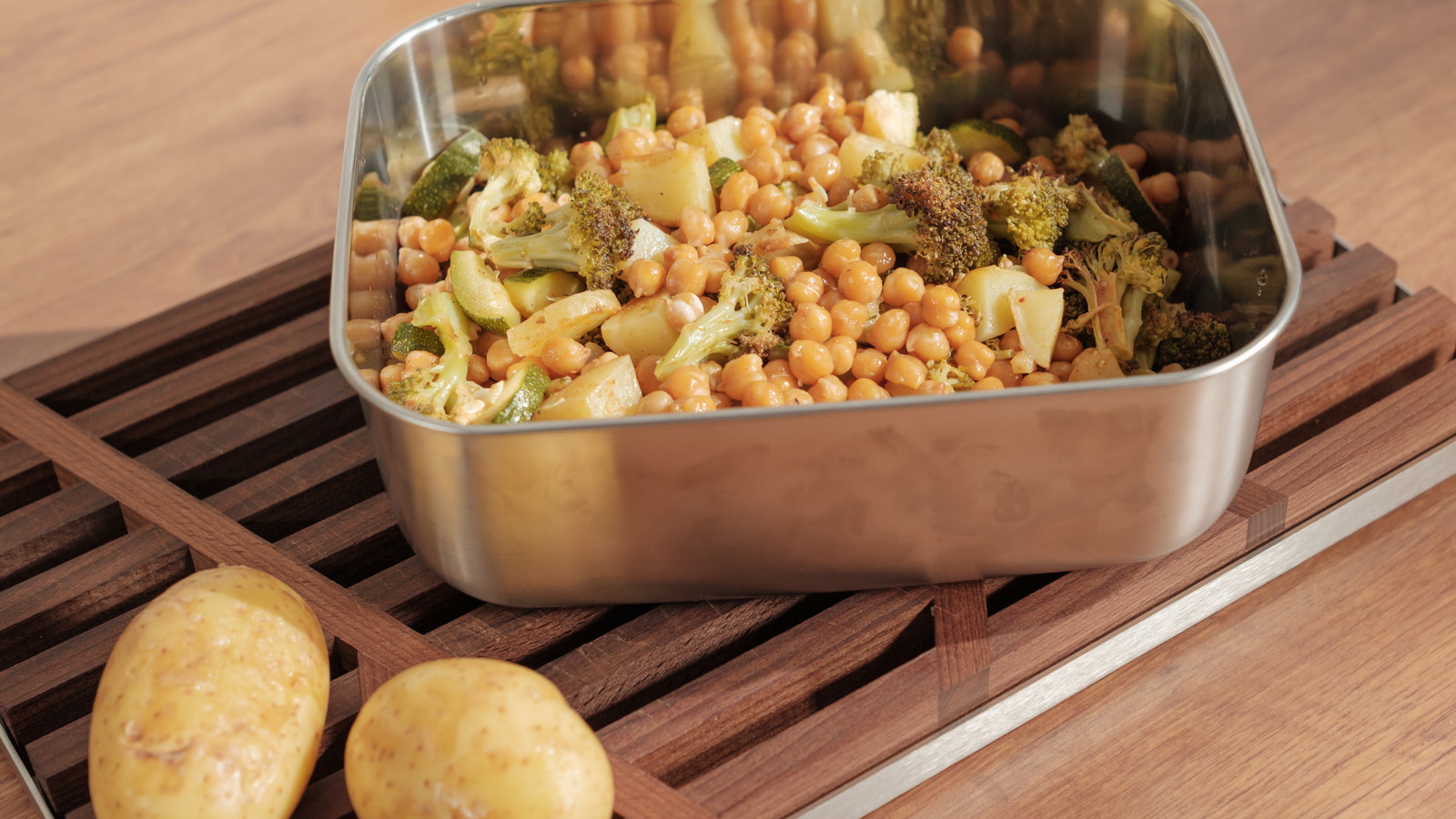 Image of Ofengemüse mit Kichererbsen: Einfaches Meal-Prep-Rezept aus dem Ofen