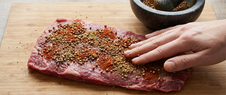 Image of 2. Der würzige Rub: Für das Steak die Koriandersamen, Kreuzkümmel, Salz und...