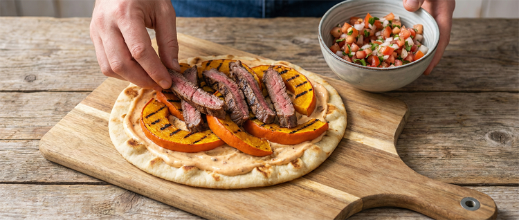 Image of 5. Anrichten: Die warmen Flatbreads mit der Chipotle-Mayonnaise bestreichen. Den gegrillten...