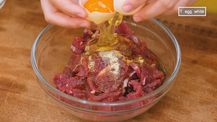 Image of Marinate the beef with 1/4 tsp of salt, 1/4 tsp ground white pepper, 1/4 tsp of garlic powder, 1 tbsp of soy sauce, and 1 egg white, and mix for a few minutes. 
