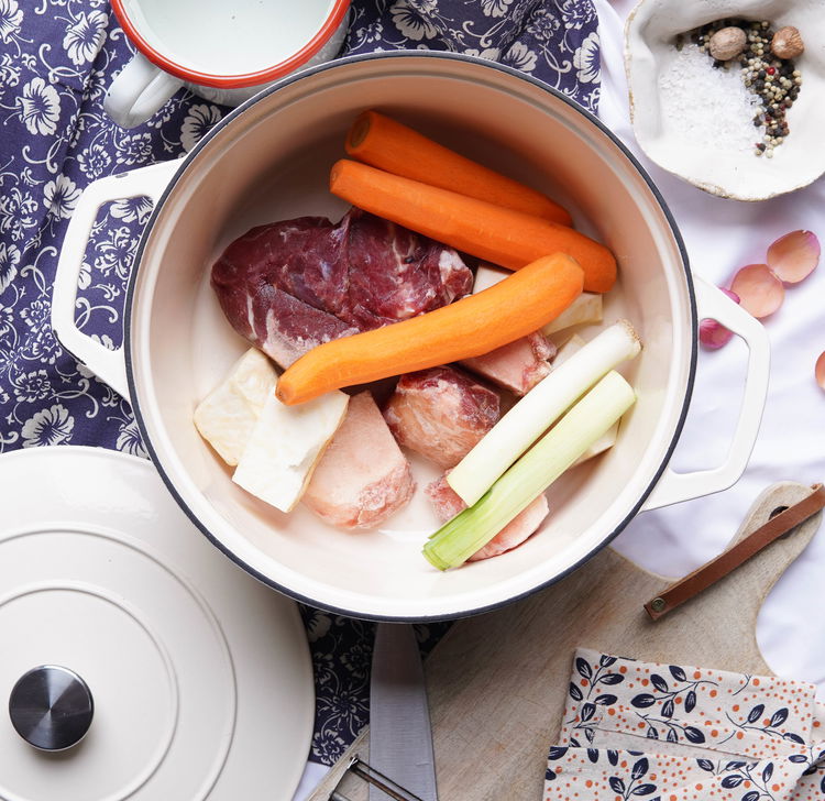 Image of Fleischknochen und das Gemüse in einen Topf geben.