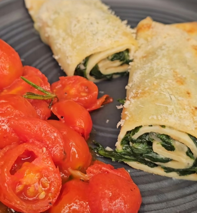 Image of Pfannkuchen-Gratin mit Spinatfüllung & Tomatenragout