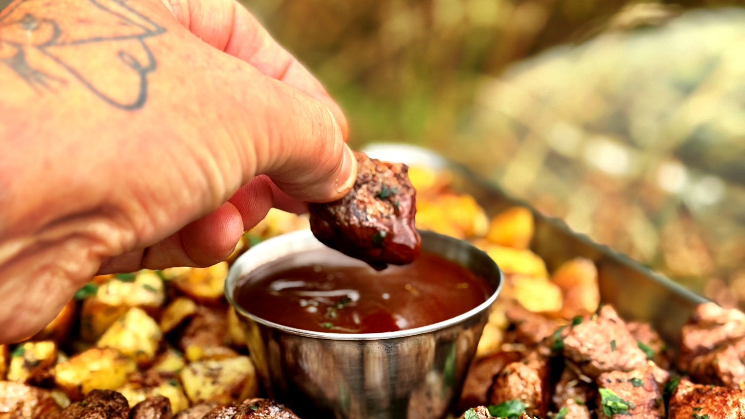 Image of Älgentrecôte, stekt potatis med timjan och rödvinssås