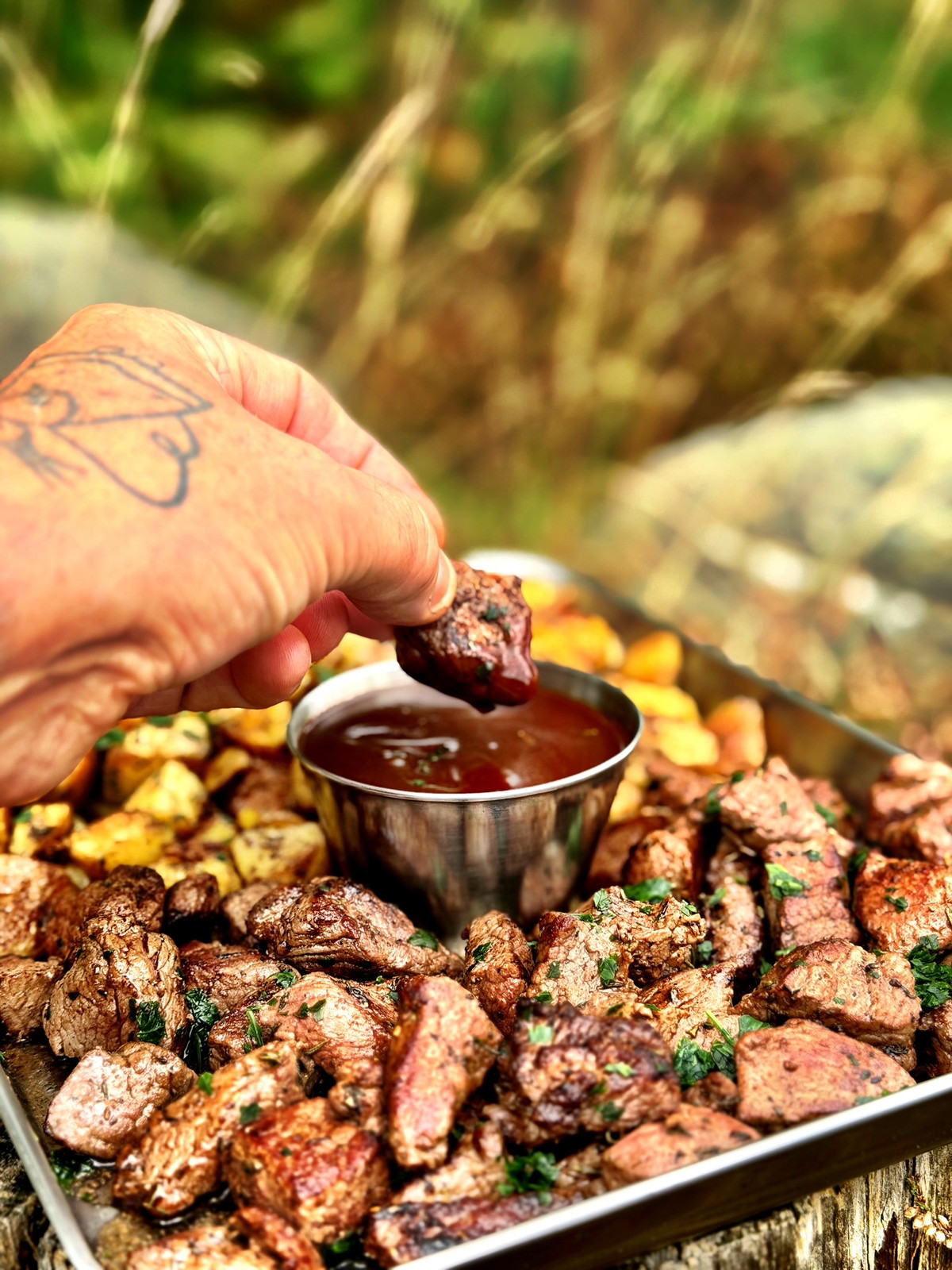 Elch-Entrecôte, Bratkartoffeln mit Thymian und Rotweinsauce.