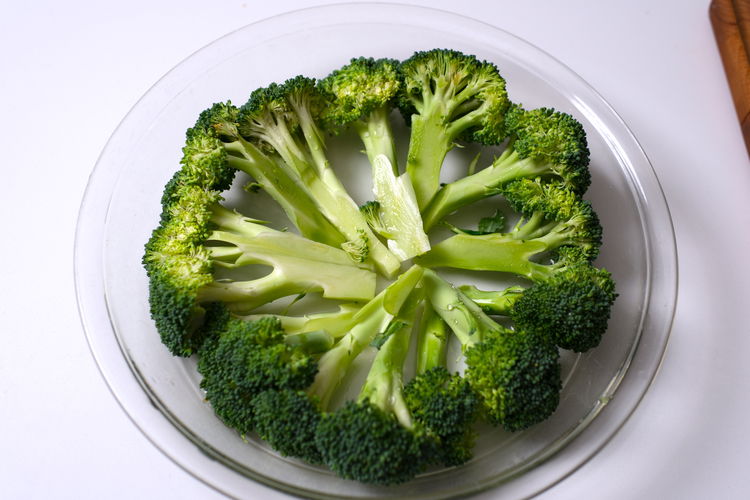 Image of Put broccoli in a single layer in a microwave safe...