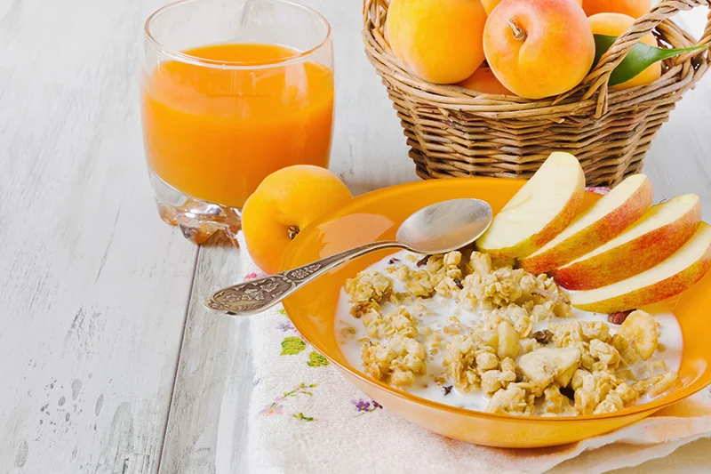 Kefir-Granola-Bowl – Knuspriges Granola mit Joghurt-Alternative