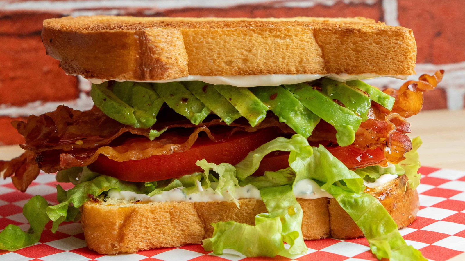 Image of BLT + con avocado e maionese all'aglio