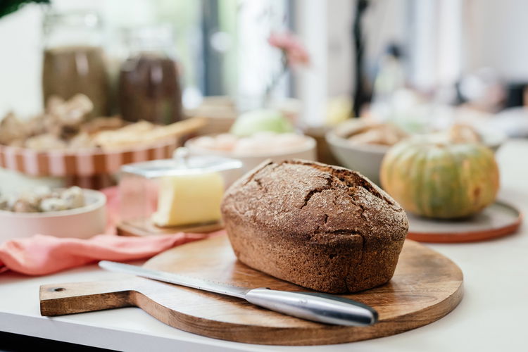 Image of Das Brot aus der Backform nehmen und auf ein Gitterrost...