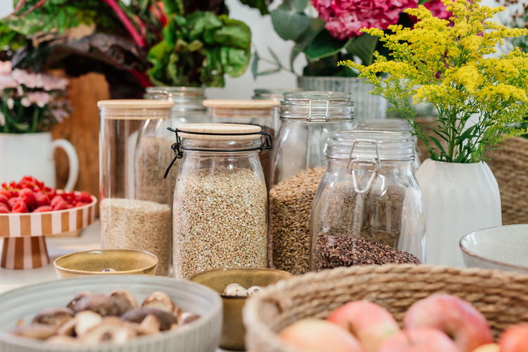 Image of Getreide und Leinsamen miteinander mischen und frisch mahlen.