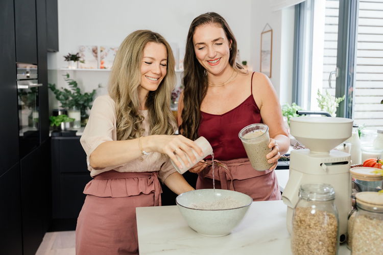Image of Wasser, Salz und Sauerteig mit einem Schneebesen vermischen.