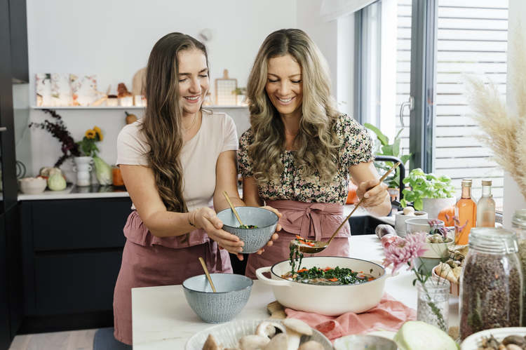 Image of Das Fleisch vom Knochen entfernen, klein zupfen und für die...