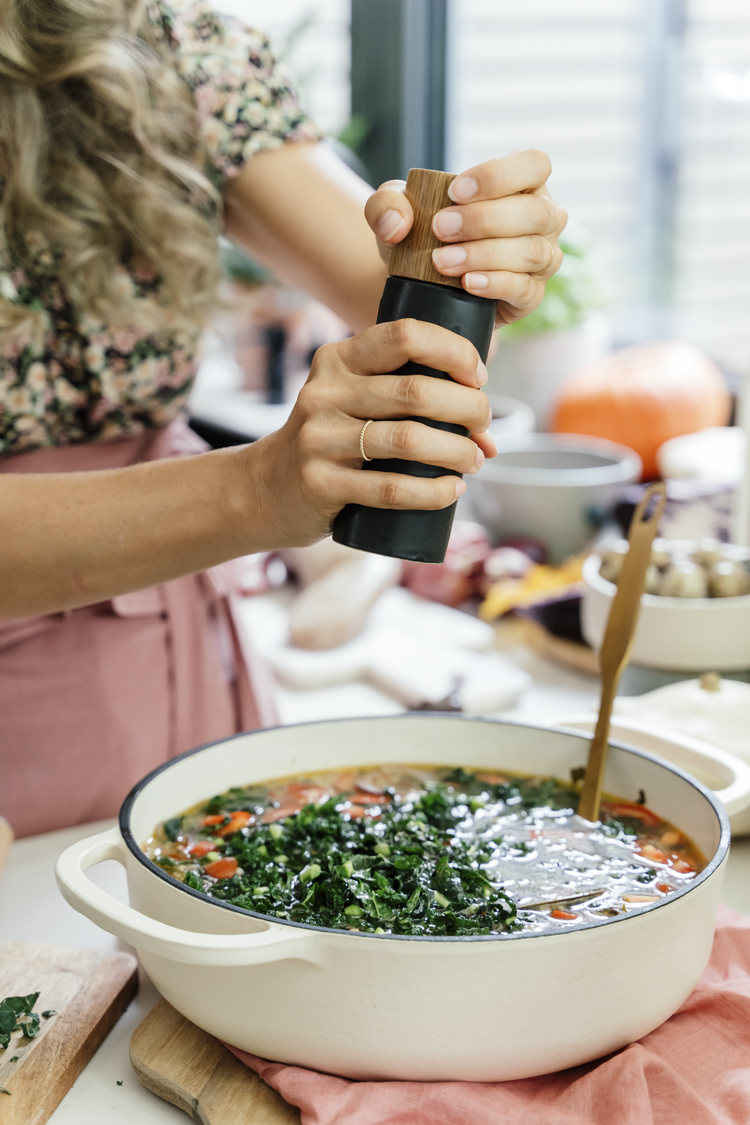 Image of Die Suppe mit Salz, Pfeffer und Muskat würzen.
