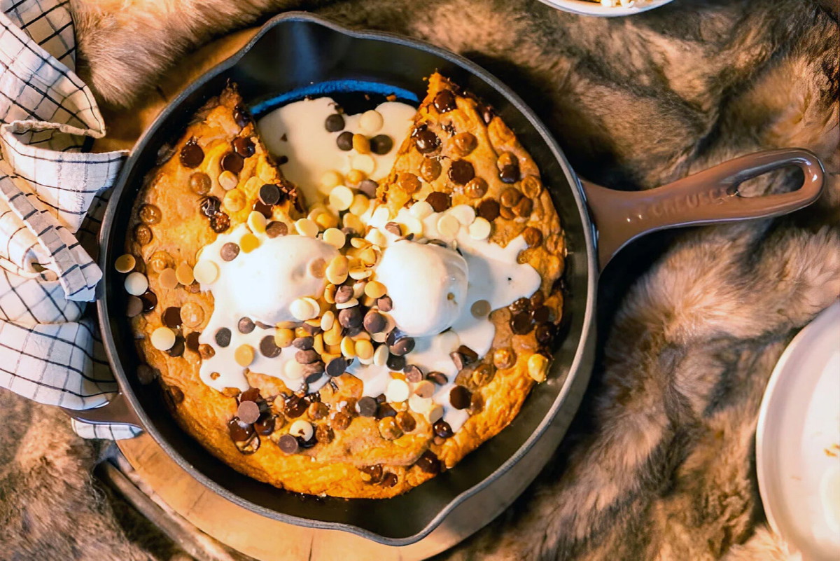 Cookie gigante ai tre cioccolati (al forno in padella)