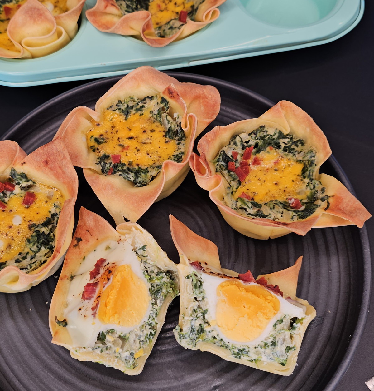 Eiernester mit Spinat und Ricotta im Nudelteig