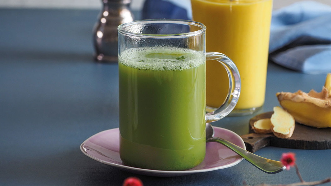 Image of Heißer Kräuter-Smoothie mit Ingwer und Gemüsebouillon