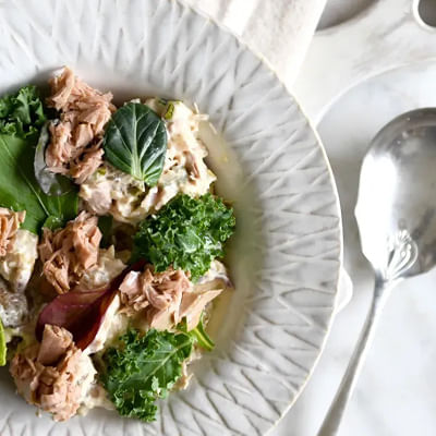 Ensalada de papas con cebollas y atún Fisherman