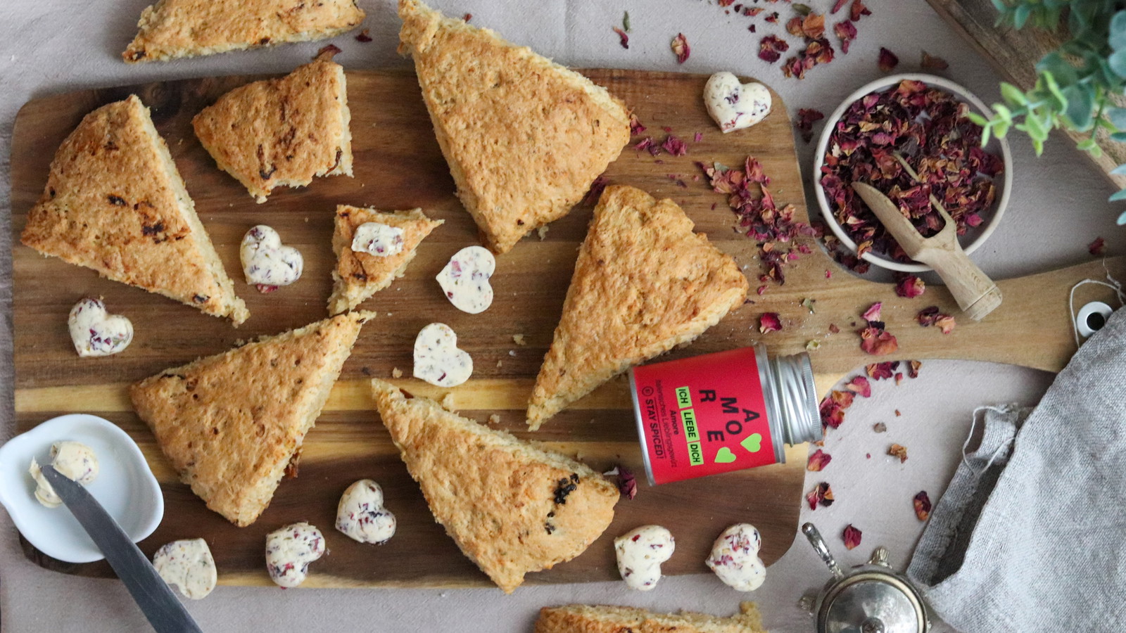 Scones mit getrockneten Tomaten & Amore-Kräuterbutter mit Rosenblüten