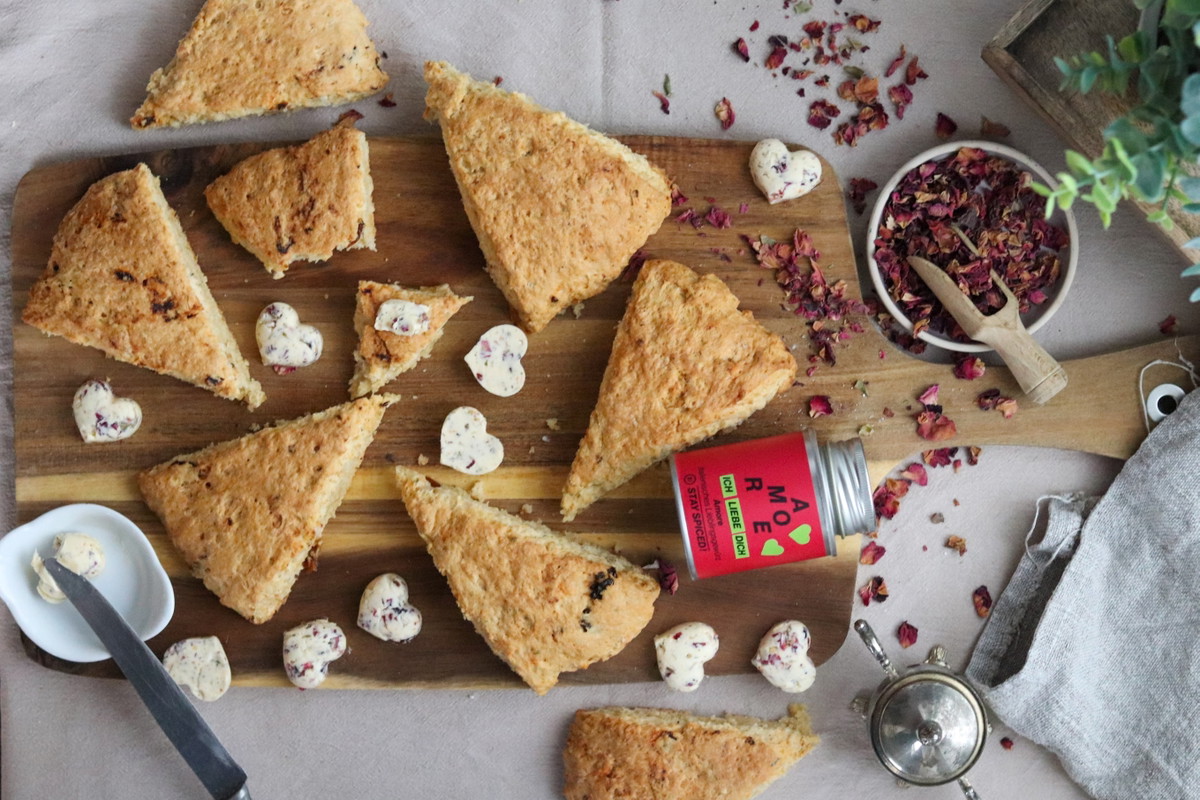 Scones mit getrockneten Tomaten & Amore-Kräuterbutter mit Rosenblüten