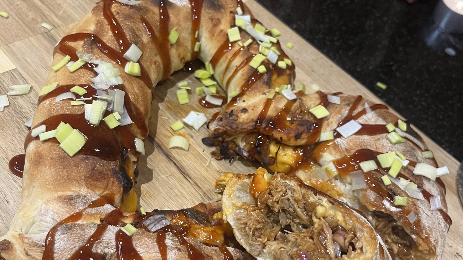 Calzone pizza in hartjes vorm gevuld met pulled chicken in bbq saus en cheddar kaas met prei 