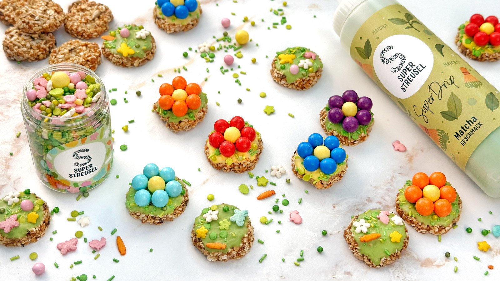 Knapperige bloemetjes van mueslikoekjes met SuperDrip Lemon en Matcha, bestrooid met strooiselmix SpringBreeze en kleurrijke ChocoBalls Rainbow.