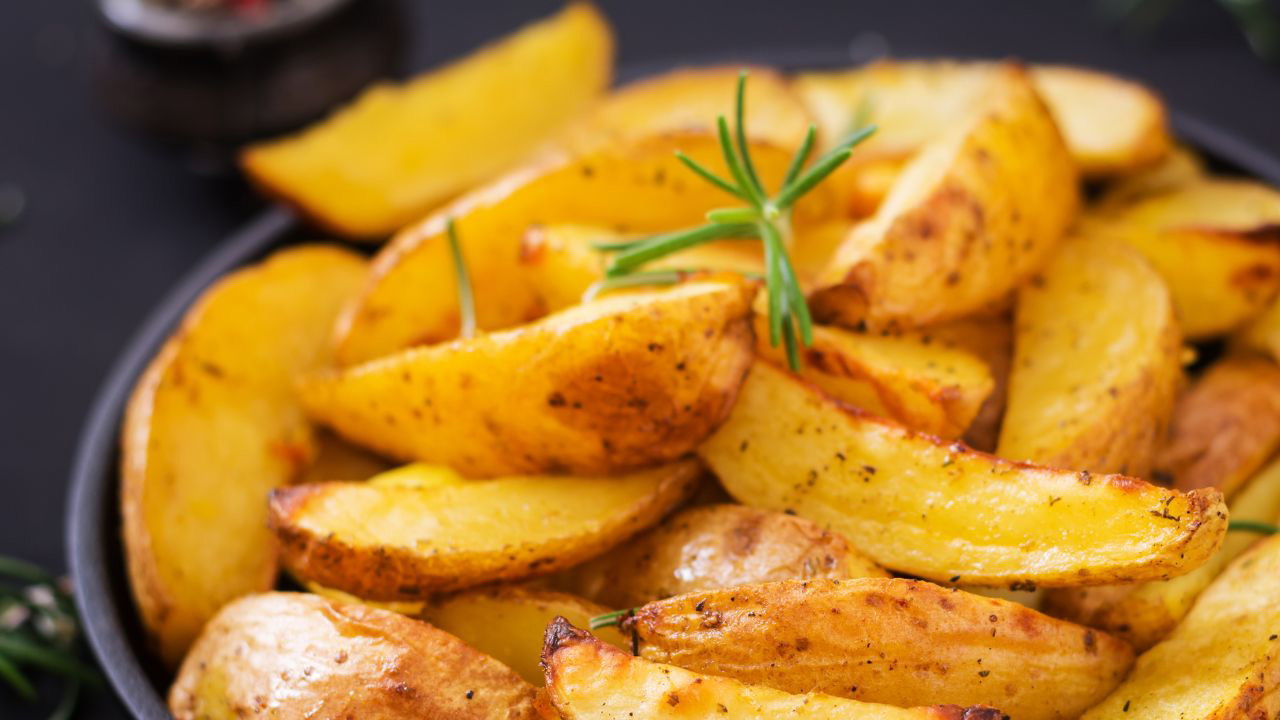 Image of Knusprige Rosmarin-Umami-Kartoffeln aus dem Ofen