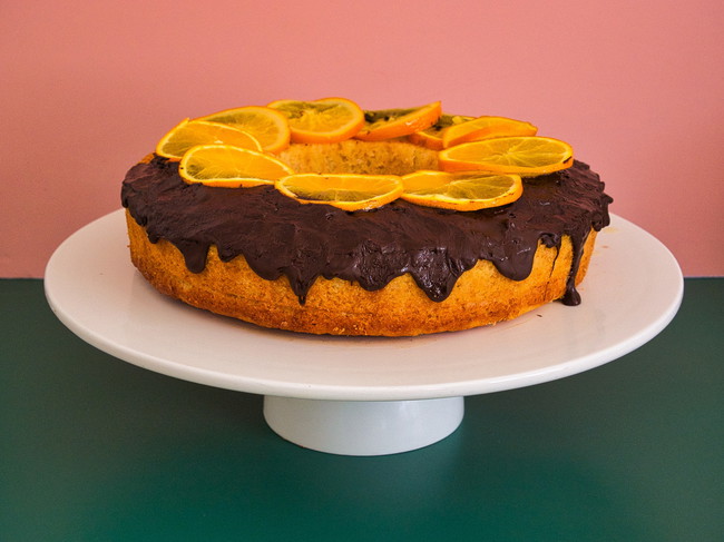 Sinaasappel kurkuma cake met kardemom, frisse sinaasappelrasp en een warme gele kleur