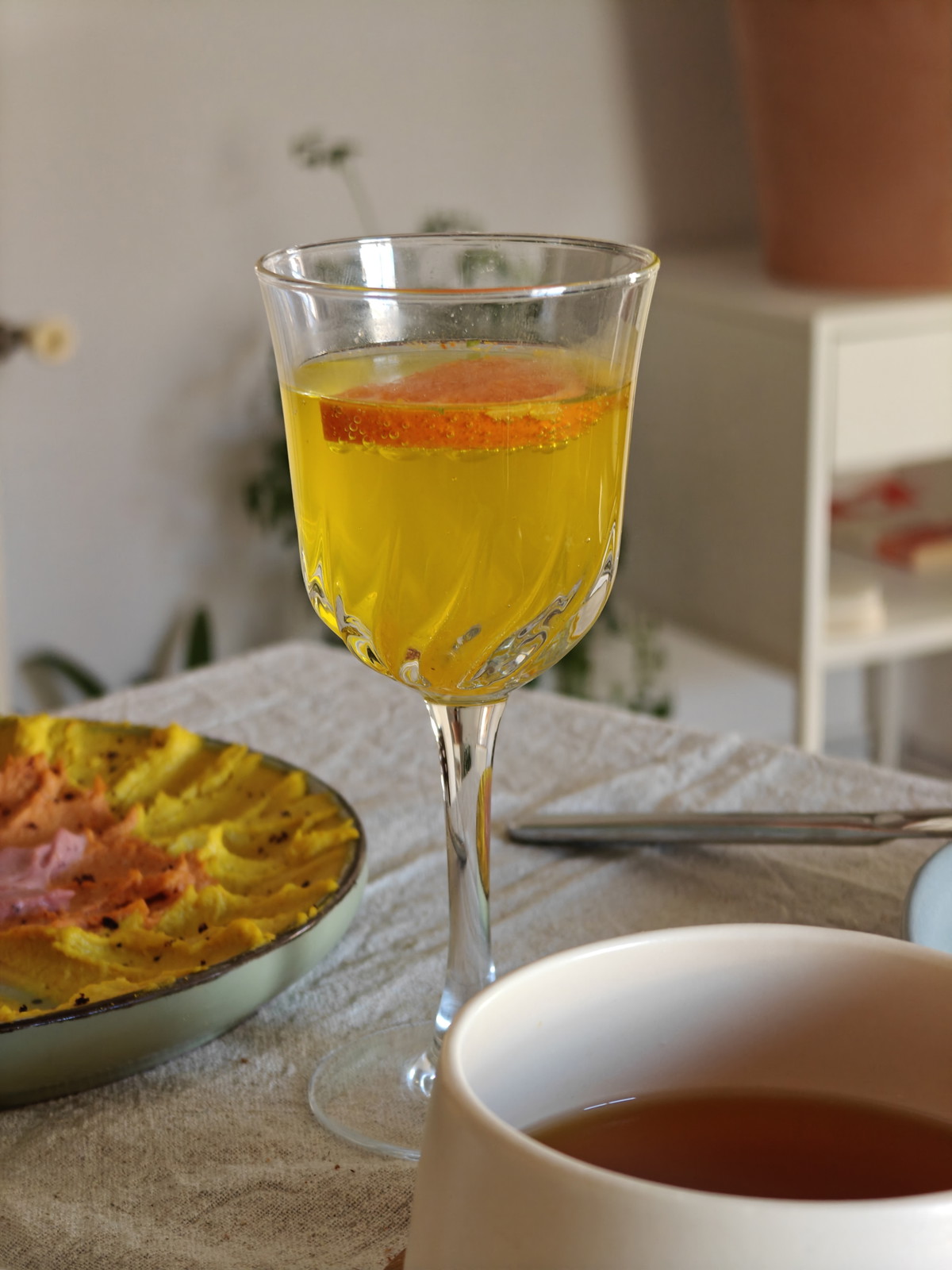 Saffraan-sinaasappel limonade cocktail