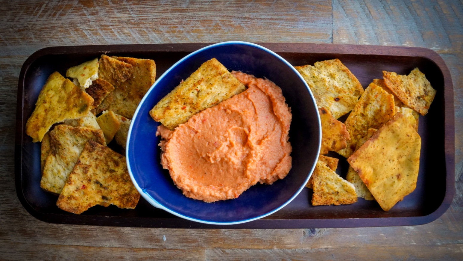 Hummus crémeux aux poivrons cachés