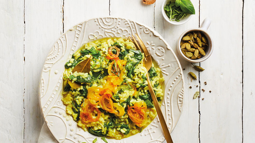 Image of Basilikum-Spinat-Risotto mit Kurkuma-Zwiebeln