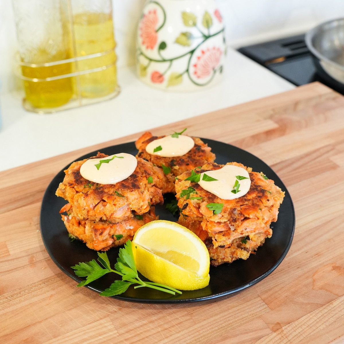 Salmon Cakes with Sriracha Aioli