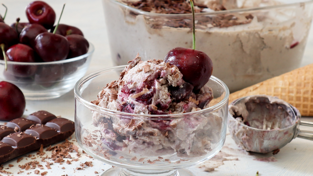 Image of Creamy cherry chocolate chunk ice cream (vegan & paleo)
