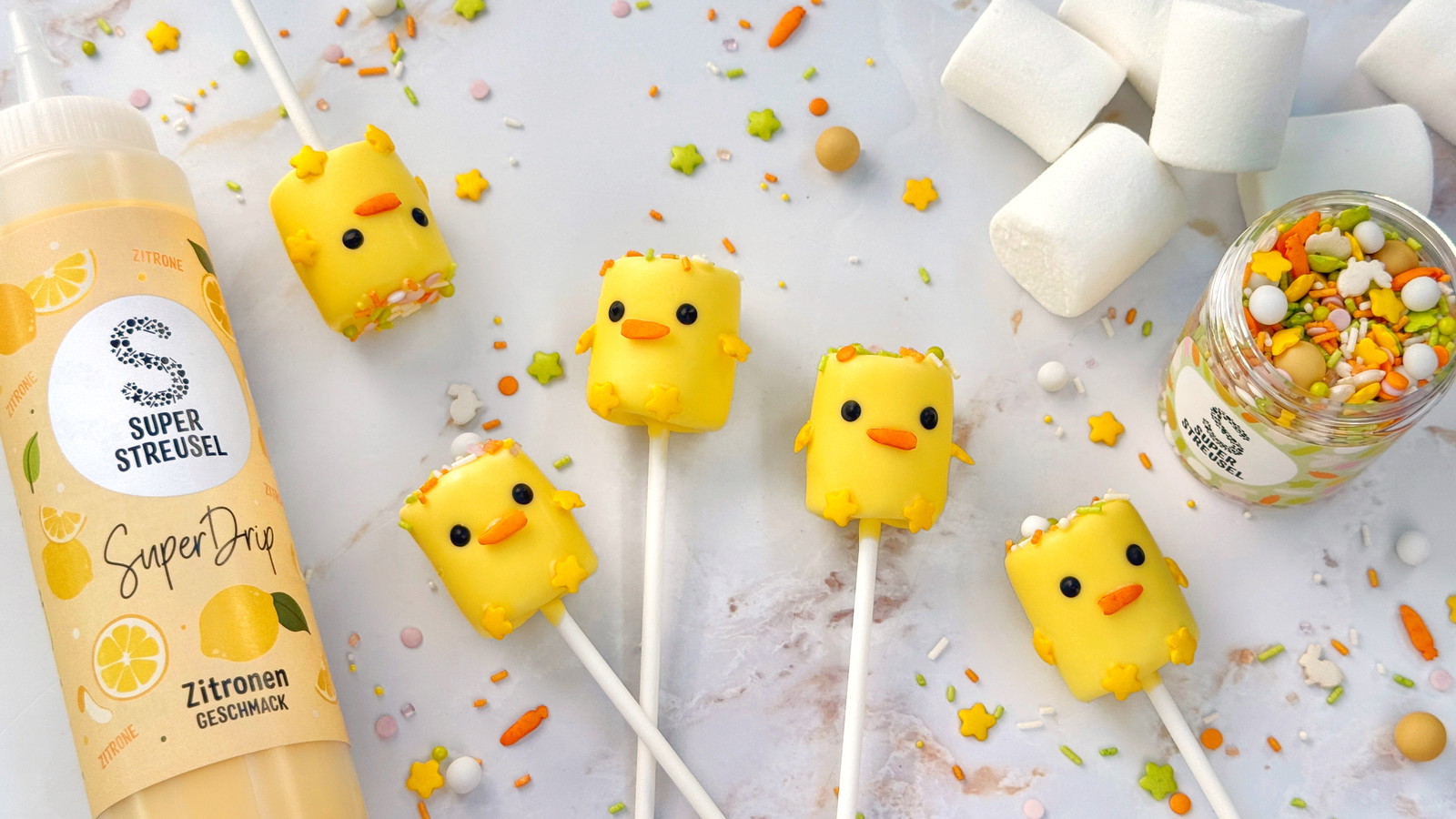 Marshmallow Küken am Stiel mit SuperDrip Zitrone, schwarzen Augen und StreuselMix RübenRacker als Osterdeko.